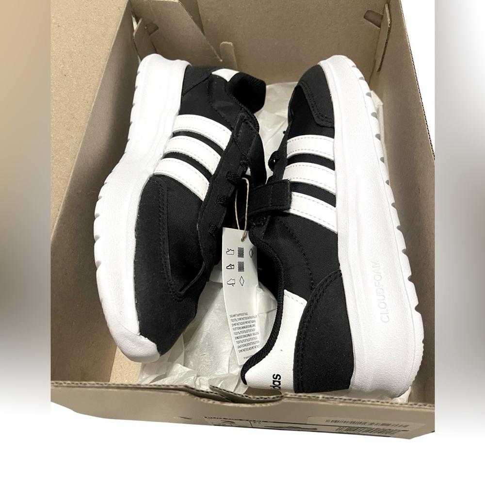 🌟🌟🌼NIB ADIDAS RUN 70’s 2.0 EL C.Kids Black and White Sneakers, light weight.